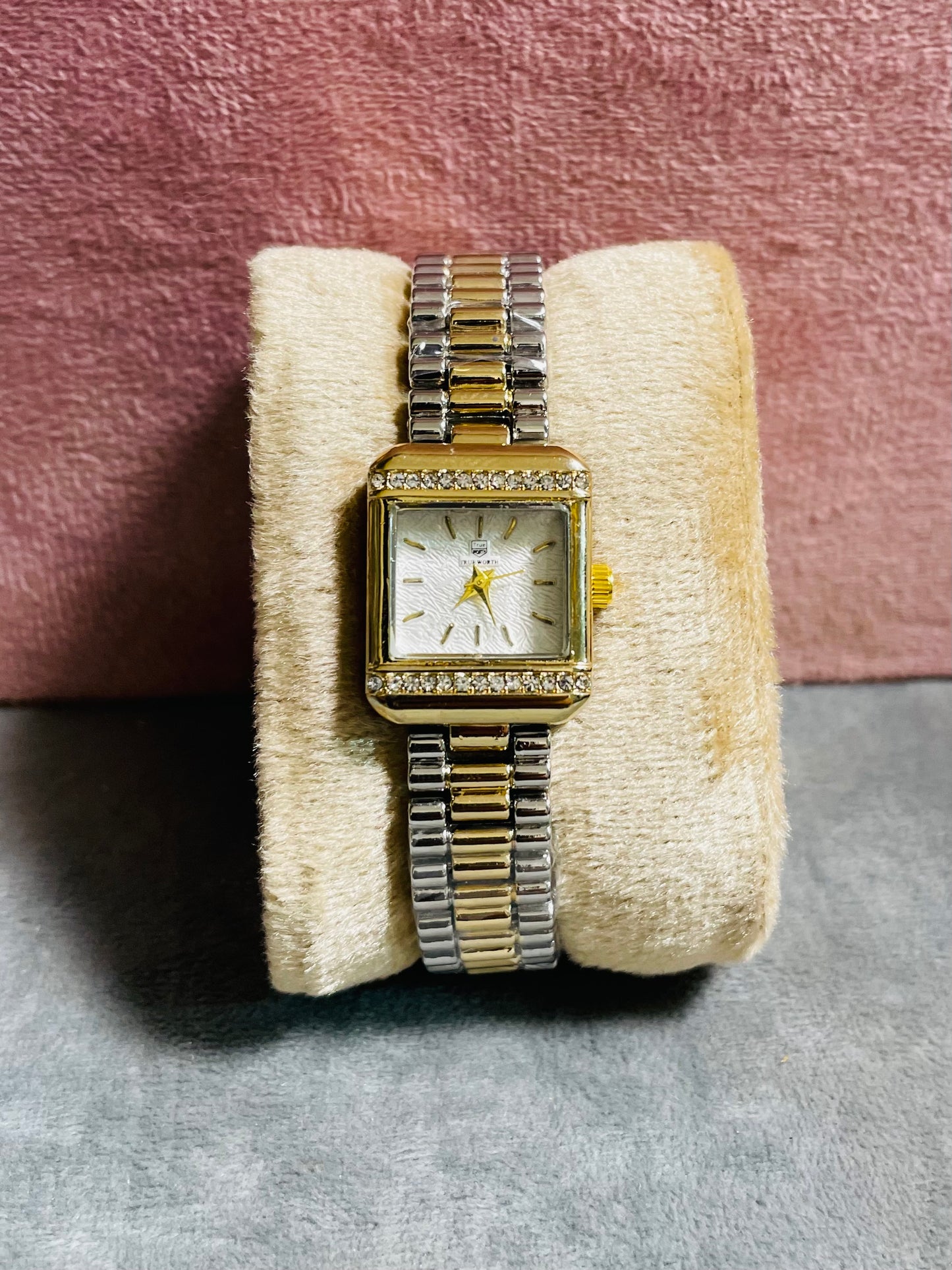 ✨Exquisite Crystal studded White Dial SilverXGold True Worth Watch ✨