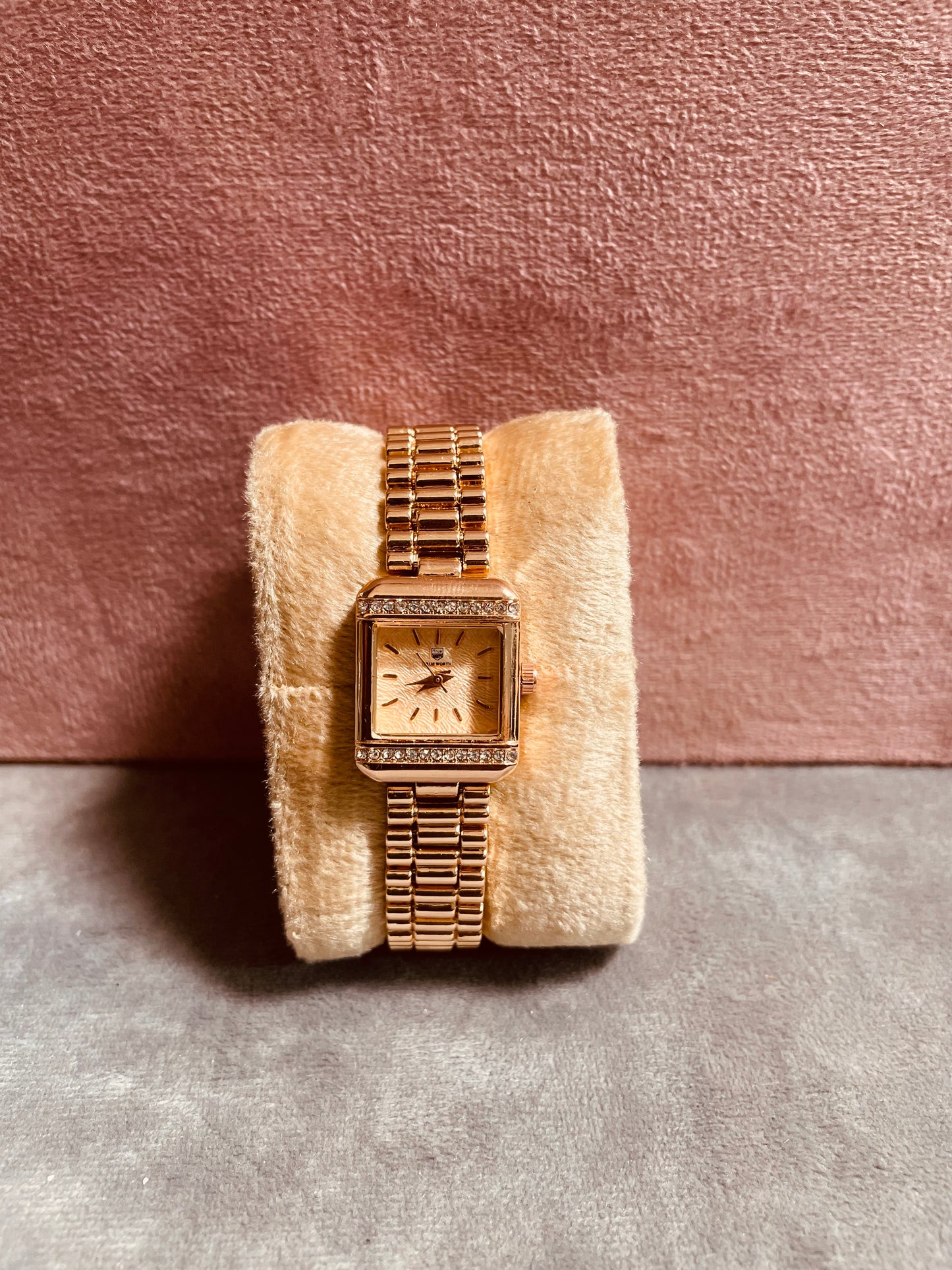 ✨Exquisite Crystal studded Rose Dial Rose Gold True Worth Watch ✨