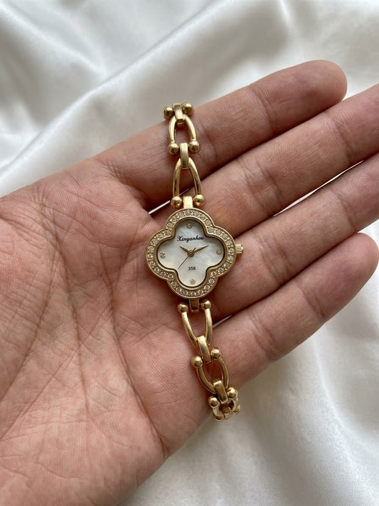 ✨Clovie Watch white dial Gold metallic link Strap Watch✨